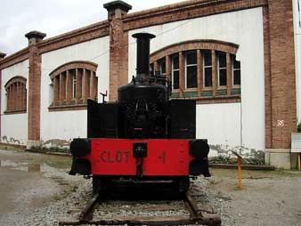 Clot nº 1 en la entrada al Museo del Ferrocarril de Vilanova